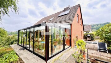 Modernisiertes Einfamilienhaus mit Einliegerwohnung, Wintergarten, Sauna und 2 Garagen, 34385 Bad Karlshafen, Einfamilienhaus